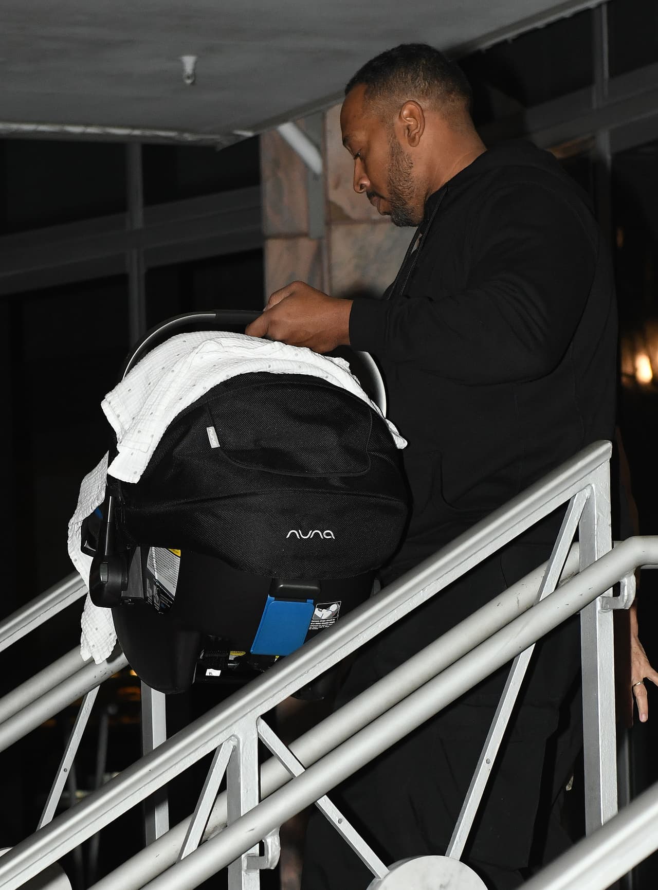 Estos cinco o seis elementos cuentan con entrenamiento del servicio secreto, por lo que se encargan de llegar con mucho tiempo de anticipación al lugar en donde estará la joven empresaria y su hija.
<br>