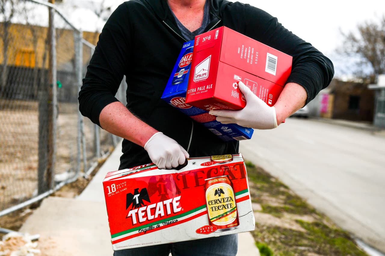Los supermercados y las tiendas minoristas, entre otros negocios, pueden continuar vendiendo bebidas alcohólicas para el consumo fuera del establecimiento.