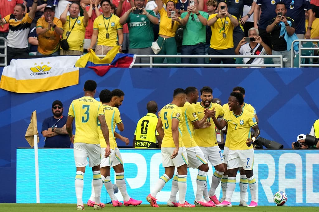 El brasileño Vinicius Junior (7) celebra con sus compañeros tras marcar el primer gol