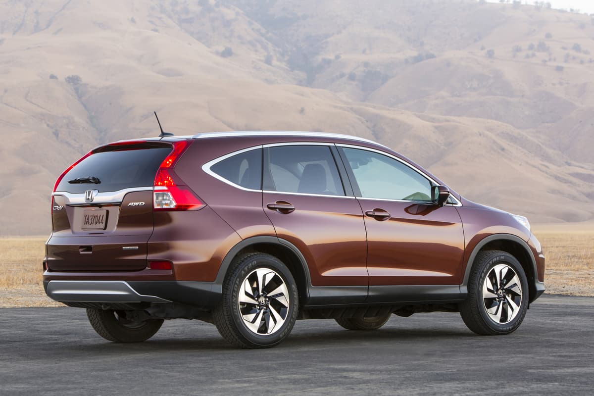 La
<b>Honda CR-V </b>que fue introducida en febrero de 1997 como respuesta a la Toyota RAV4 presentada uno meses atrás, se ha convertido en una de las camionetas favoritas de la nación. Honda presentó una
<b><a href="http://www.univision.com/noticias/honda/la-nueva-honda-cr-v-2017-cuenta-con-mas-espacio-y-mas-potencia-para-continuar-seduciendo-al-publico" target="_blank">versión totalmente nueva en 2017</a></b> que deberá al menos continuar con el crecimiento experimentado por el modelo en 2016. La venta de camionetas crossover compactas no es la tarea más difícil en el mercado automotriz actual.