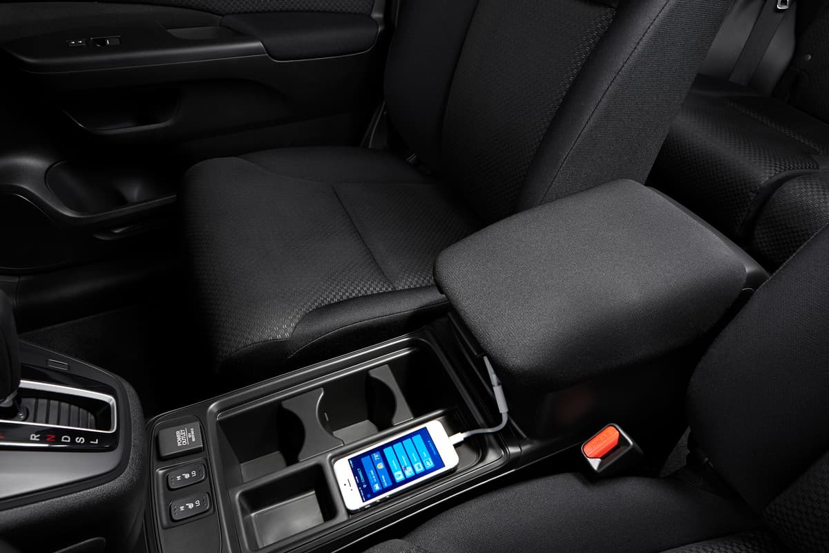 Otra de las grandes virtudes de la CR-V es su capacidad de alojar una gran diversidad de elementos ajenos al vehículo. Esto ha sido conseguido gracias a la extraordinaria labor de diseñadores e ingenieros para ubicar espacio útiles a través de toda su cabina.