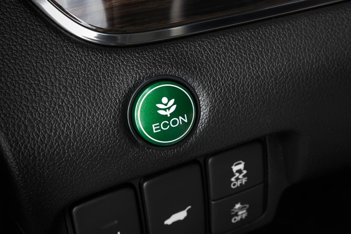 Los niveles de consumo de combustible varían ligeramente dependiendo la selección de tracción delantera o permanente a las cuatro ruedas. La primera opción puede llegar a consumir entre 26 millas por galón en la ciudad y 33 en la autopista, mientras que la segunda opción (AWD) 25/31 mpg.