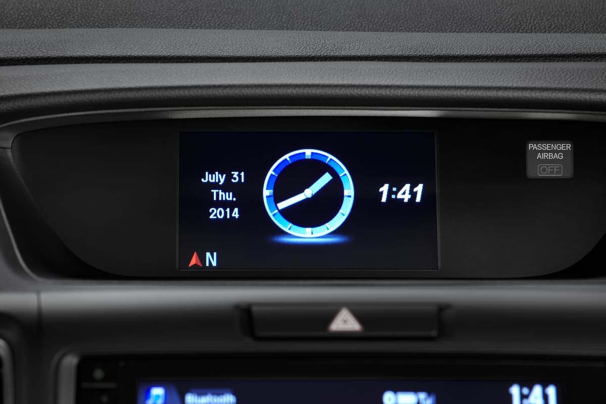 La pequeña pantalla superior (no táctil) ha sido instalada en muy cerca de la línea de visión del conductor.