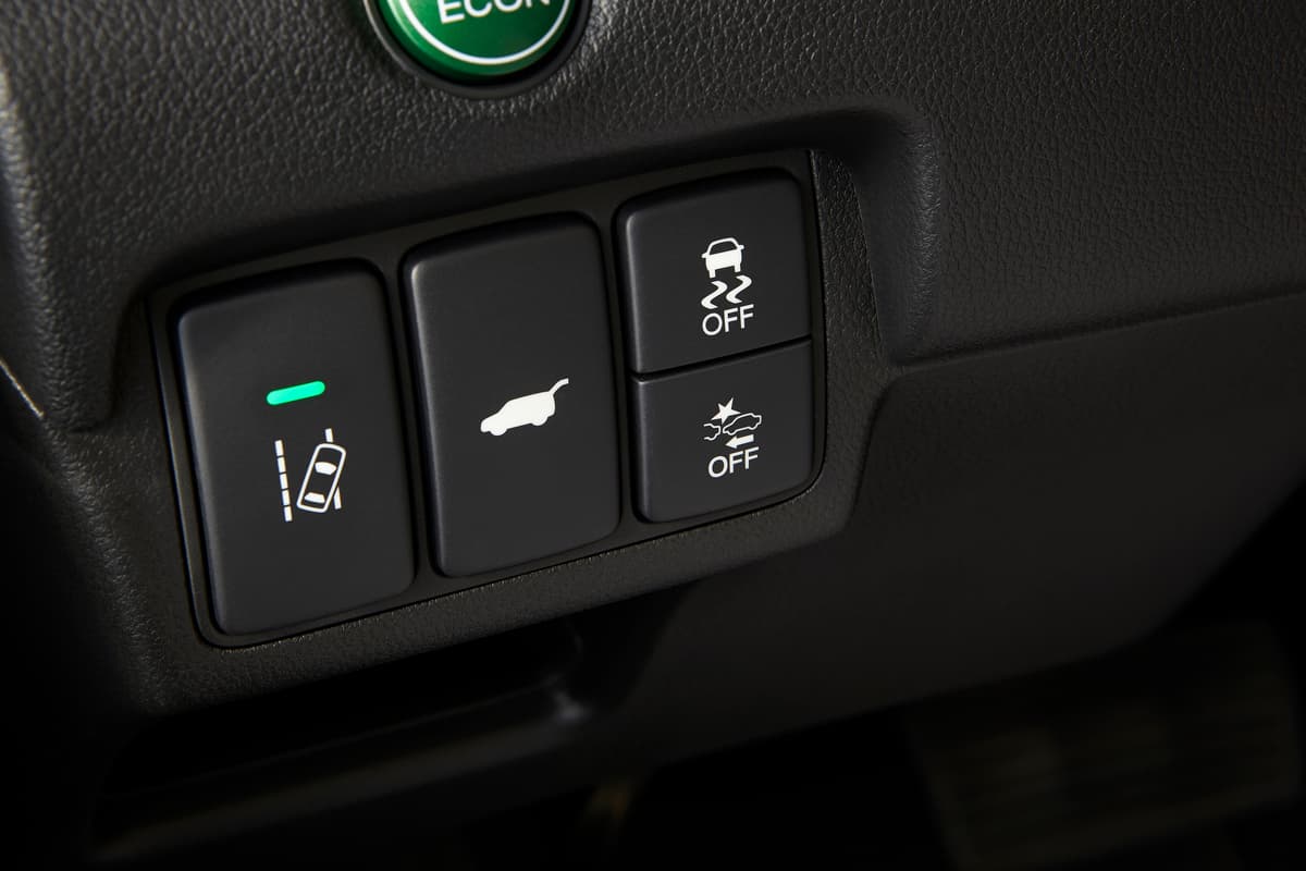 La versión más costosa (Touring) cuenta con accesorios de serie como sistema de advertencia de abandono de carriles y preventivo de colisiones frontales con capacidad de distinguir entre peatones y objetos inanimados para ejecutar activación de los frenos automáticamente.