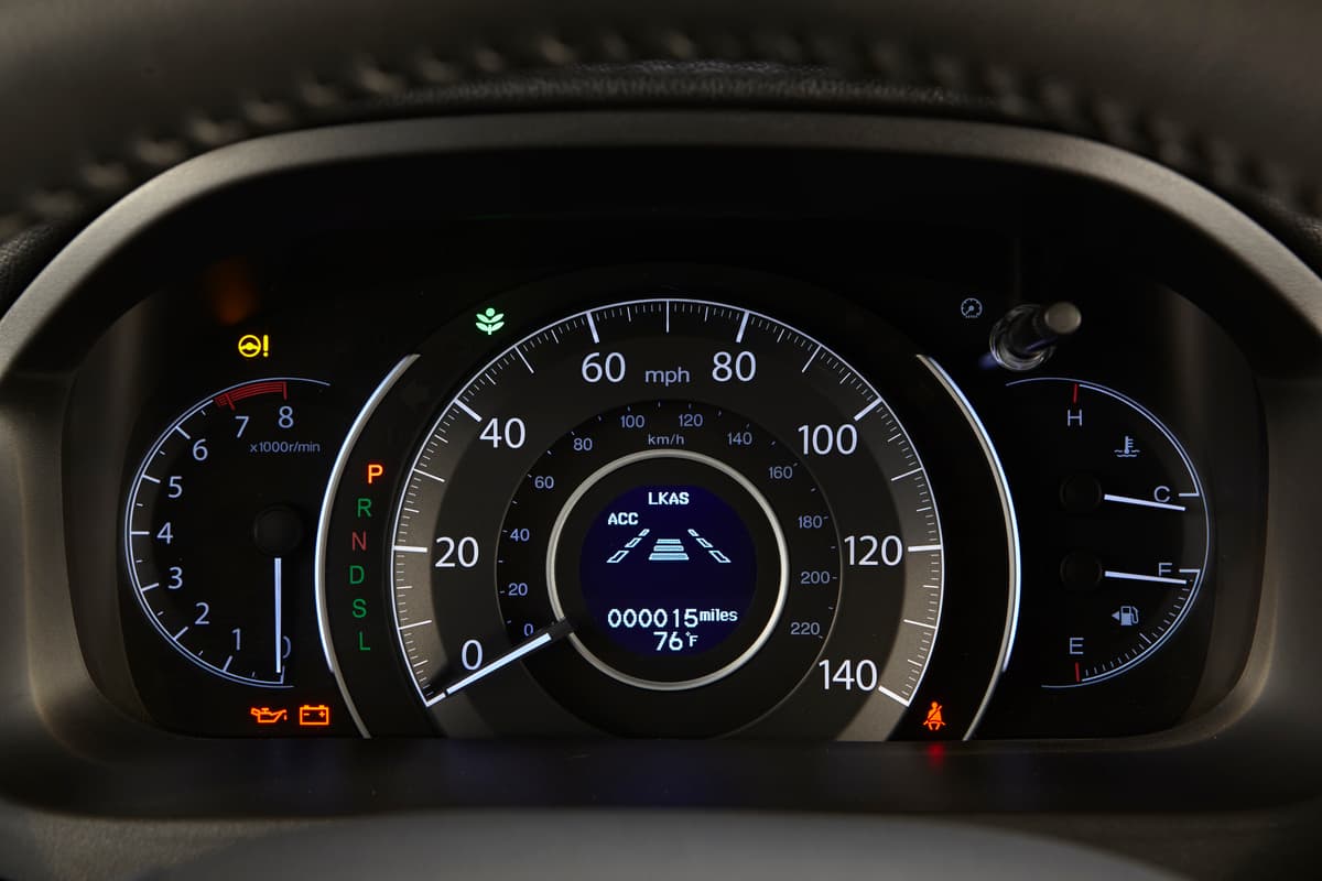 La consola de instrumentos mantiene su carácter simple y claro con el tacómetro a la izquierda, el velocímetro en el centro y los indicadores para la temperatura de agua y nivel de combustible a la derecha.