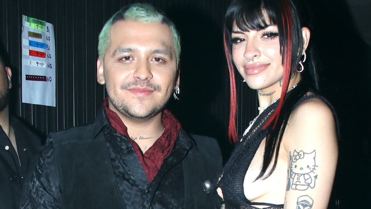 Christian Nodal habría gastado una fortuna en collar para Cazzu y sonaja de diamantes para su bebé