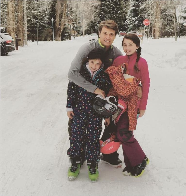 Juan Soler con sus hijas esquiando