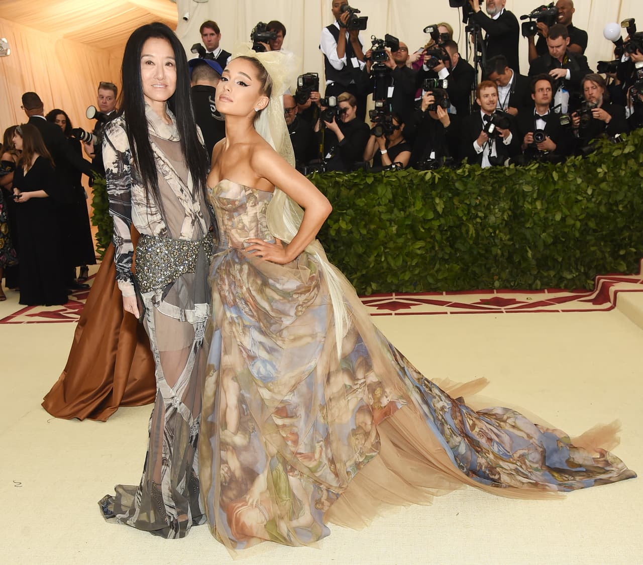 <b>Ariana</b> estuvo acompañada por la diseñadora Vera Wang, que también empleó un estilo similar al de la artista. 
<br>