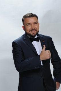 En esta ocasión Alfonso 'Poncho' Lizárraga competirá con los maestros de la composición de regional mexicano, gracias al tema de su propia inspiración, junto a Edgar Barrera y Martín Castro, titulado 'Vale la pena'.