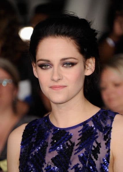 Pinta tu mirada en tonos azulados, ocres, lavandas y dorados; pues son colores que brindarán color a tu maquillaje sin necesidad de alejarte radicalmente del 'nude look’ que buscamos.