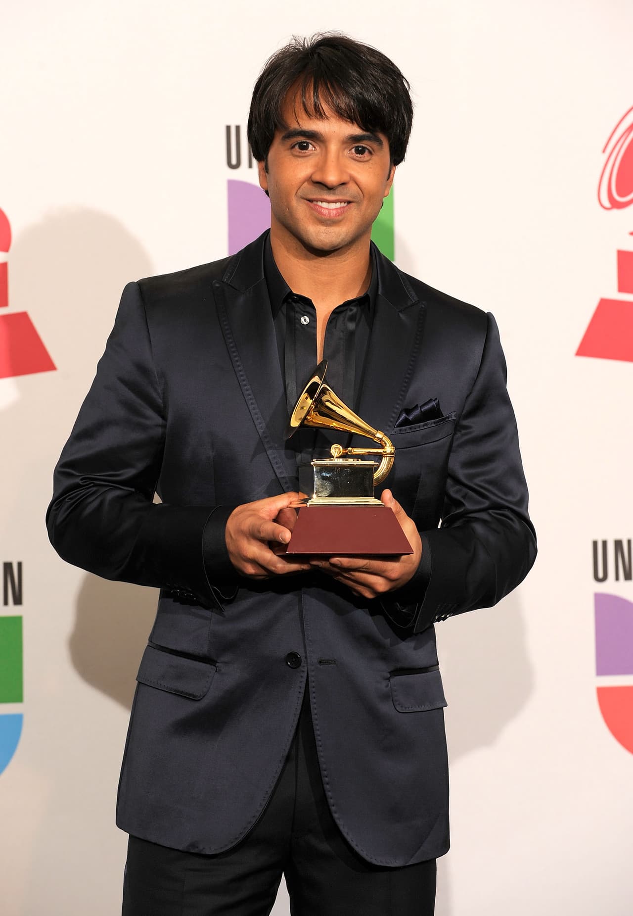 Otro galán de 2009 fue Luis Fonsi, quien además ganó un premio Latin GRAMMY y posó con él.