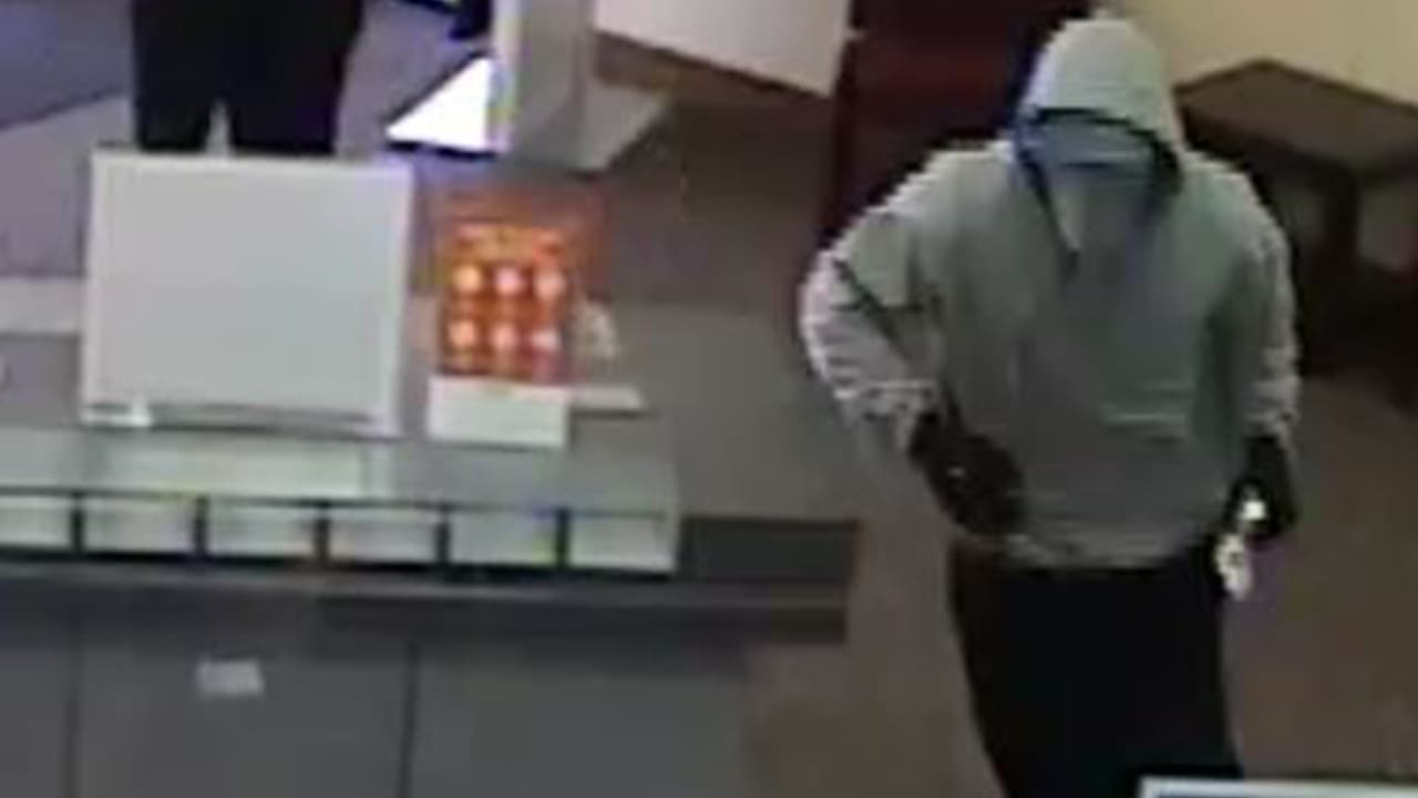 El 2 de noviembre de 2021, dos sujetos entraron a un banco PNC ubicado en la cuadra 603 de la avenida E. Washington en Navasota, a unas 70 millas al noroeste de Houston.