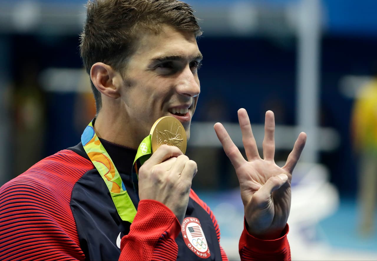 <b>Michael Phelps</b>
<br>La Federación de Natación de Estados Unidos suspendió durante tres meses, después de que se publicara una foto de él consumiendo marihuana durante una fiesta universitaria.