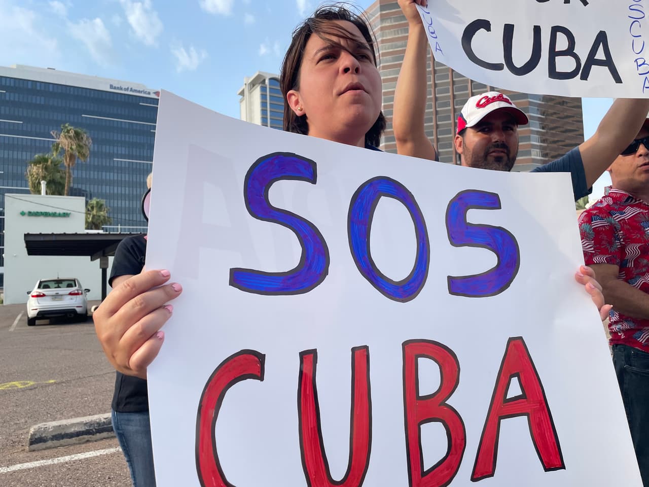 “Preguntamos ¿porqué aún Cuba no? Si Panamá, Siria, Libia, son países que estaban en dictaduras, y el gobierno americano intercedió por ellos. Cuba tiene que ser punto de vista clave, ya que Cuba esta más cerca de la Florida que Arizona de California y el régimen cubano es el que ha tenido todo este mal en América latina, peligro para los americanos tener un dictador por más de 62 años en sus costas”, dijo Ronald, activista cubano en Arizona.