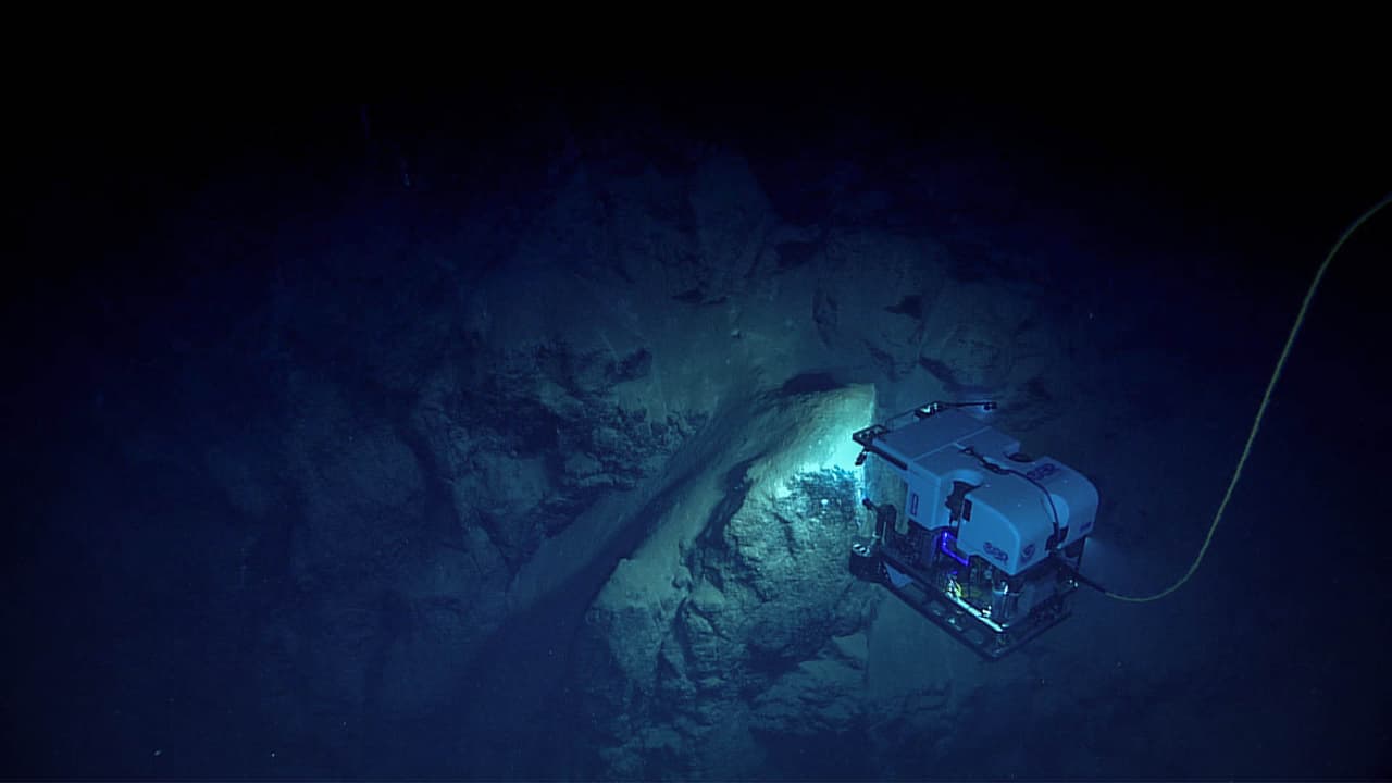 El vehículo D2 examina la fuerte pendiente de esta sección del extremo norte de la escarpadura de Florida.