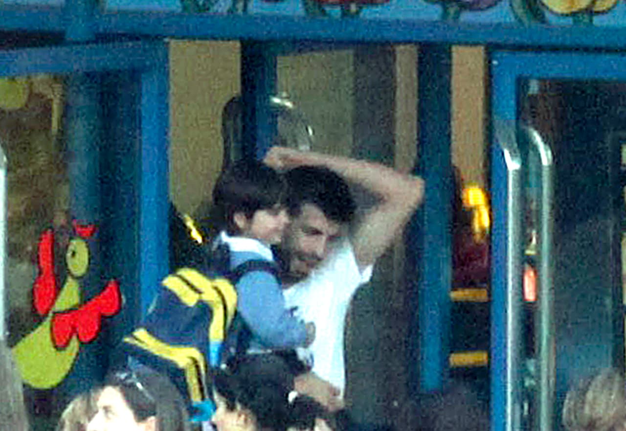 No se cansaron de jugar y bromear a la salida del colegio.