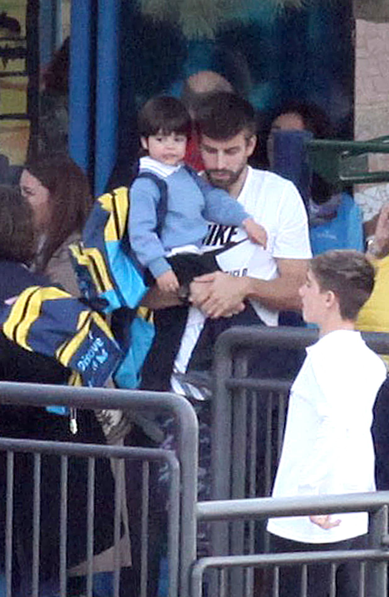 Como cualquier otro padre, Piqué llegó y se fue con su nene.