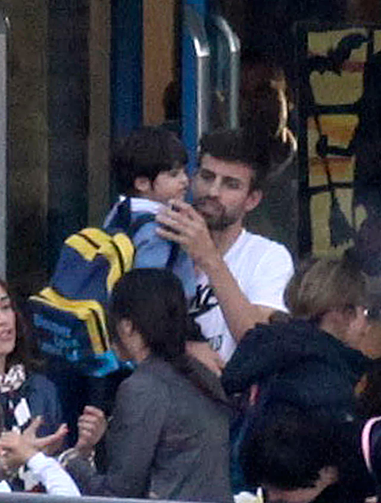 Lo sacó cargado en brazos.