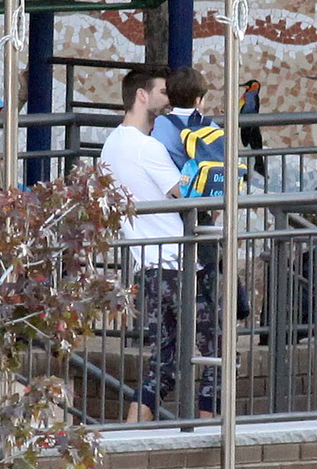 Un momento adorable entre padre e hijo.