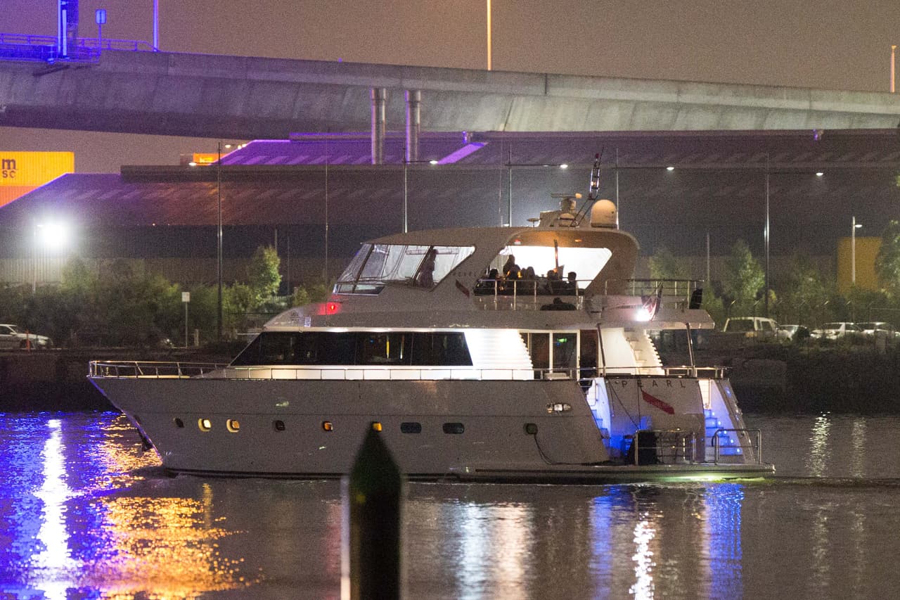 Justin Bieber fue visto de fiesta en un barco con alrededor de diez mujeres, bebiendo, charlando y bailando hasta bien entrada la noche, desembarcando alrededor de la 1:30 a. m. el 12 de marzo. Justin también pareció entrar en una discusión con uno de sus guardias de seguridad antes de darle un abrazo.