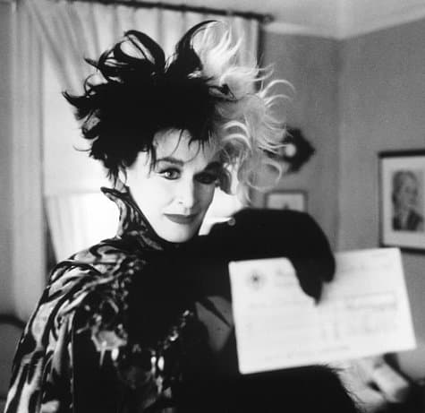 Esta adaptación de la película animada de Disney, protagonizada por la villana Glenn Close, es la perfecta película para pasar navidad en familia.