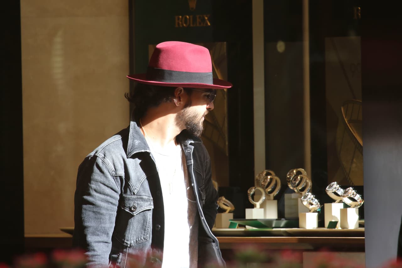 Tras almorzar en el restaurante ‘The Grill at Bal Harbour’ junto a unos amigos, pasó por la boutique 'Tourneau' y algo cautivó su atención.