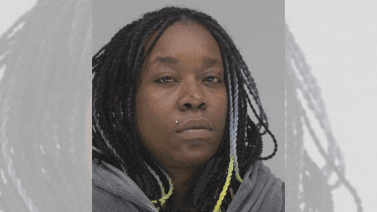 La policía arresta a mujer que presuntamente apuñaló a hombre, quien falleció tiempo después