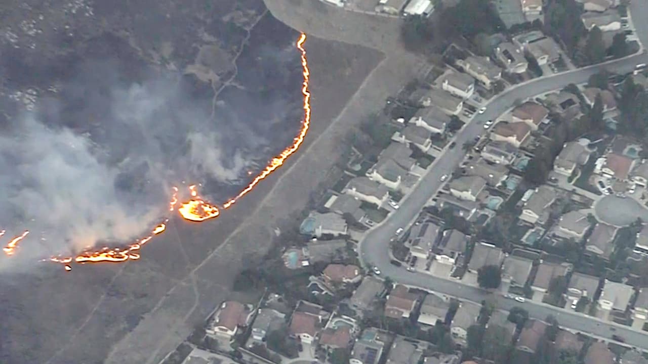 El incendio Hill propagándose por el condado de Ventura. Este fuego ha consumido al menos 6,000 acres y las autoridades han evacuado a miles de personas.