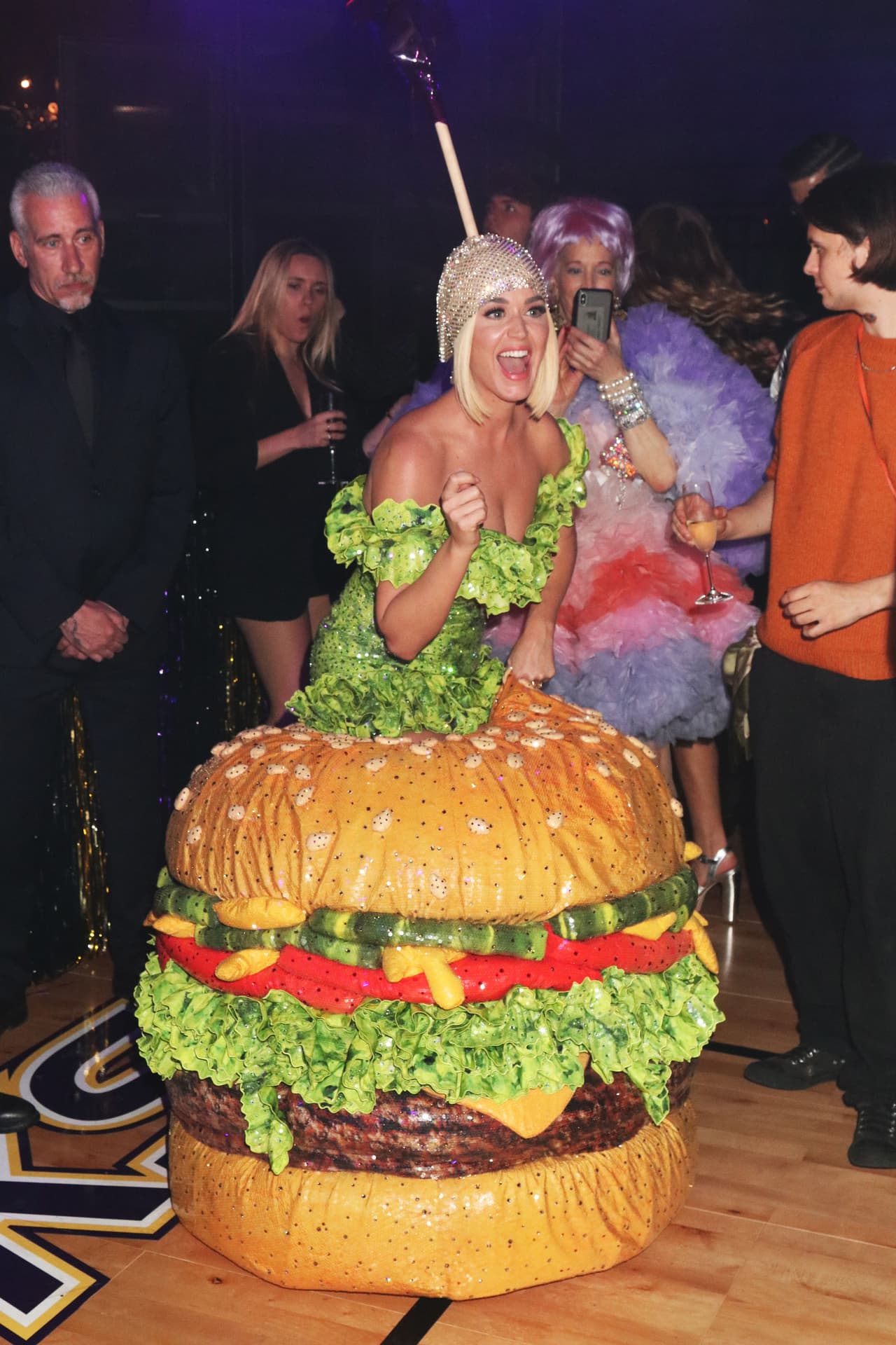 Una vez más Katy tuvo problemas para transportarse al evento porque su aparatoso ‘look’ no le permitía sentarse; entonces viajó parada. Posteriormente en el ‘after party’ cambió su atuendo a uno de hamburguesa.