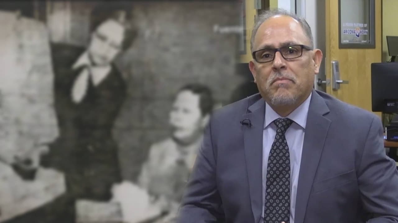 “Empezó cuando era un tiempo en 1920, cuando había mucha gente emigrando a esta parte de Estados Unidos y todos pensaban ‘pues es muy importante que sepan cómo ser americanos”, dijo Mendoza; es decir, les ayudaban a asimilarse a este país.