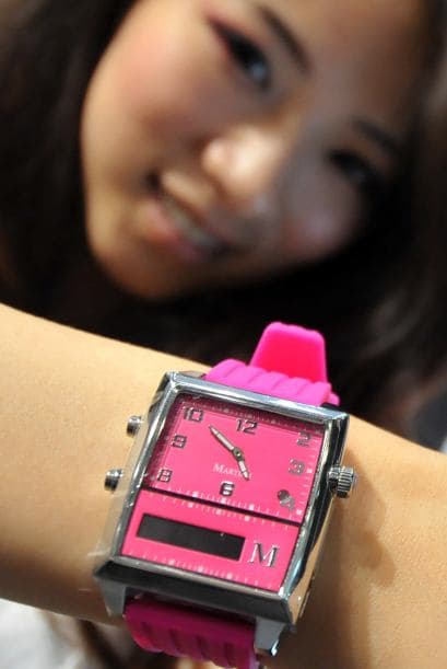 Los expertos de Martian Watches lograron crear un maravilloso reloj que responde a comandos de voz y te permite un manejo más seguro de tu teléfono móvil. Un su pantalla te llegan las alertas, mensajes y llamadas, mismas que puedes contestar con sólo darle la orden verbalmente al reloj.