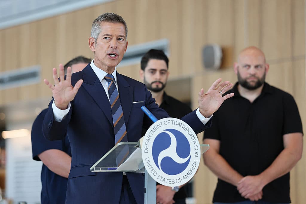 Duffy quiso presentar a algunos "de los 
<b>hombres y mujeres que no están cobrando</b>", aunque luego reconoció que 
<b>no había una sola mujer entre sus acompañantes</b>.
<br>A los demócratas, los invitó a "pelear por los Estados Unidos, 
<b>no por un seguro de salud para los inmigrantes indocumentados</b>, para extranjeros".