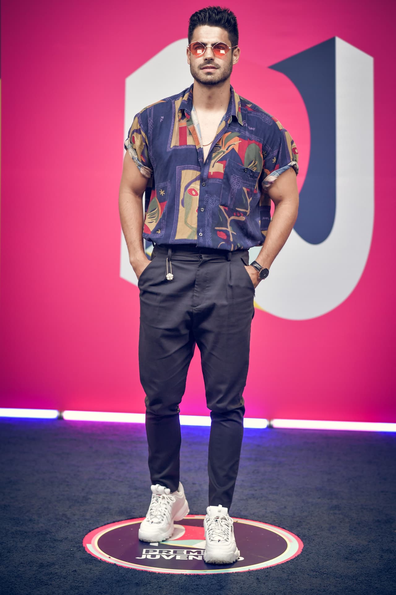 Roberto Hernández, presentador de El Gordo y La Flaca, eligió un look más relajado pues combinó un pantalón gris con una camisa estampada azul, lentes rojos y tenis blancos.
<br>