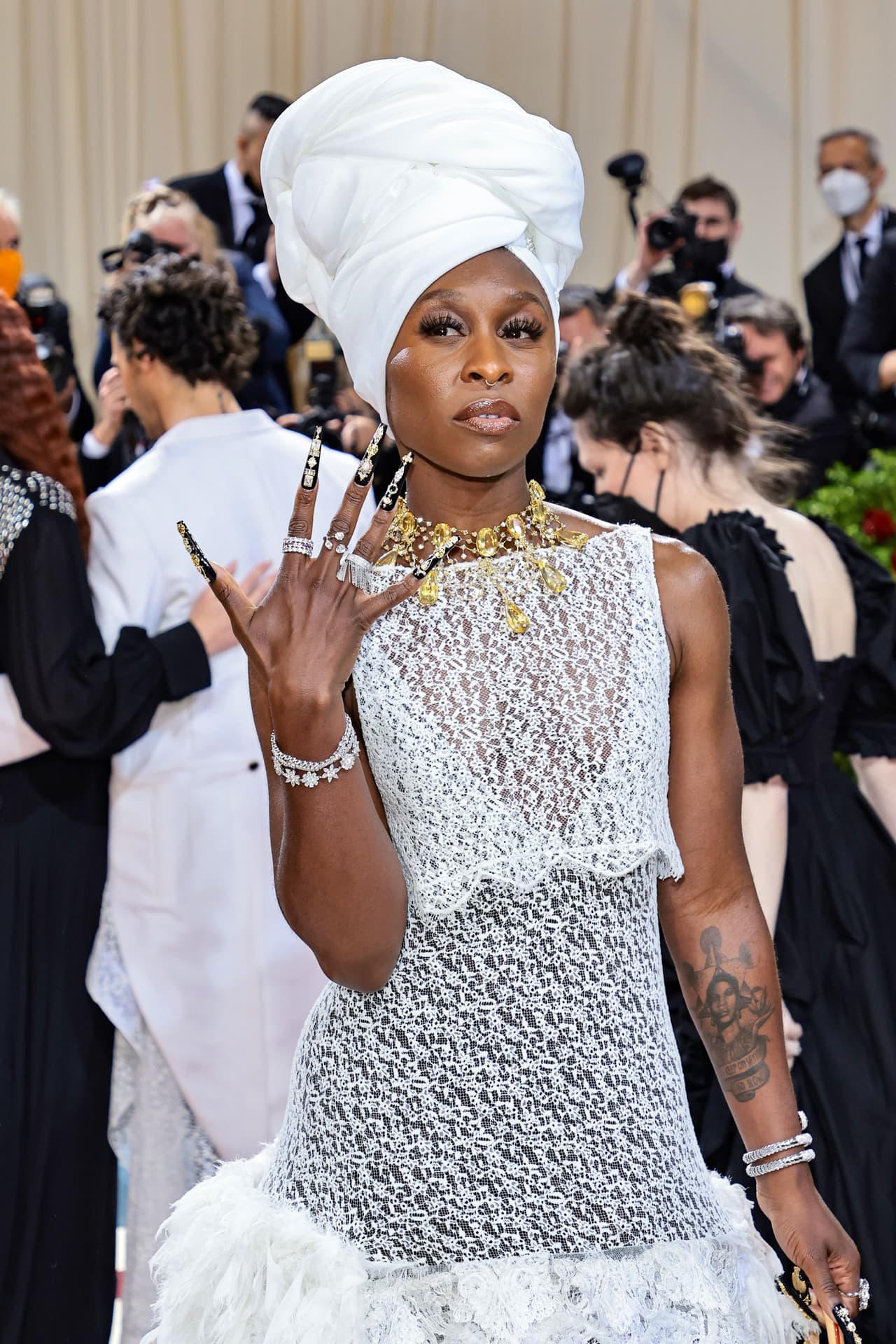 <b>Cynthia Erivo</b>
<br>Además de usar un diseño Luis Vuitton con turbante blanco y accesorios de diamantes, Cynthia Erivo sorprendió a todos con sus uñas, las cuales fueron hechas por la artista Gina Oh. Además de estar pintadas con esmalte negro, llevaban detalles de cristales, perlas y brillantes.
<br>