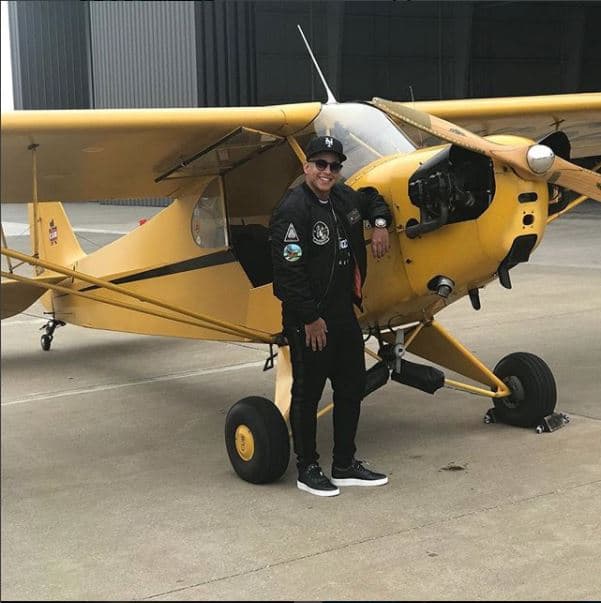 Daddy Yankee bromeó en su cuenta Instagram que iba a volar en esta reliquia con propela de madera
<b> </b>a la entrega de los premios 
<b>Latin GRAMMY 2017 </b>en Las Vegas. Algunos, le creyeron.