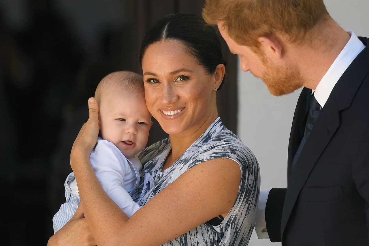 <b><a href="https://people.com/royals/meghan-markle-prince-harry-son-archie-very-happy-have-little-sister-lilibet-diana/" target="_blank">"Está muy feliz de tener una hermana pequeña"</a></b>, dijo respecto a la forma en que Archie se encuentra compartiendo con 'Lili' el cariño y amor de sus padres. 
<br>
