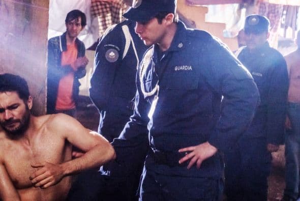 Los guardias no soportaron su arrogancia y le pusieron un alto.