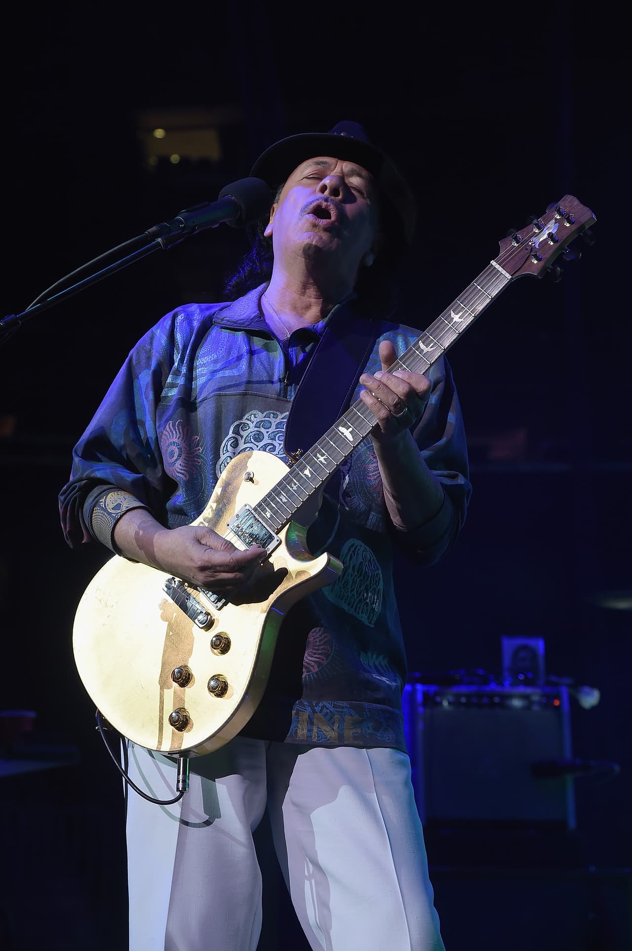 <b>Carlos Santana</b>: le gusta que en su habitación siempre estén presentes dos cosas muy especiales y específicas. Quiere que en su cuarto haya inciensos de la India y esencias de Jalisco. 
<br>
<br>