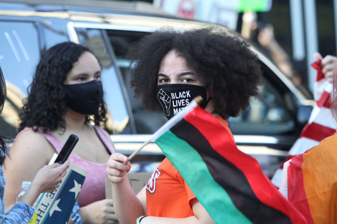 Manifestante organizaba a otros para continuar la celebración marchando desde Columbus Circle a Times Square.