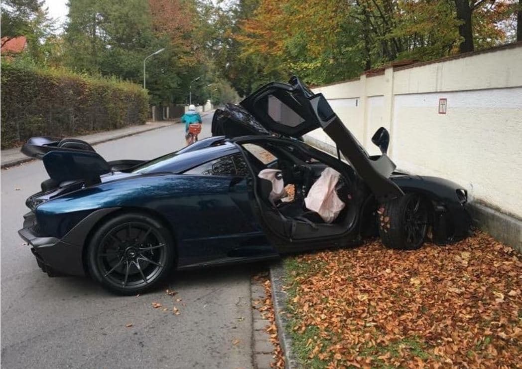 <b>McLaren Senna</b>
<br>Lugar: Munich, Alemania
<br>Precio: $1,000,000
<br>Circunstancias: El primer accidente de uno de los 500 
<b><a href="https://www.univision.com/noticias/superautos/el-mclaren-senna-es-el-carro-callejero-mas-extremo-en-la-historia-de-la-marca-fotos" target="_blank">McLaren Senna</a></b> ocurrió pocos minutos después de ser entregado a su propietario en Munich, Alemania y con solo 
<i>31 millas (50 kilómetros)</i>. Esta foto fue publicada por 
<b><a href="https://www.instagram.com/p/BpRtKkxnZjs/?utm_source=ig_embed">@Joshsnowhorn en Instagram</a></b> y su viralización fue inminente.