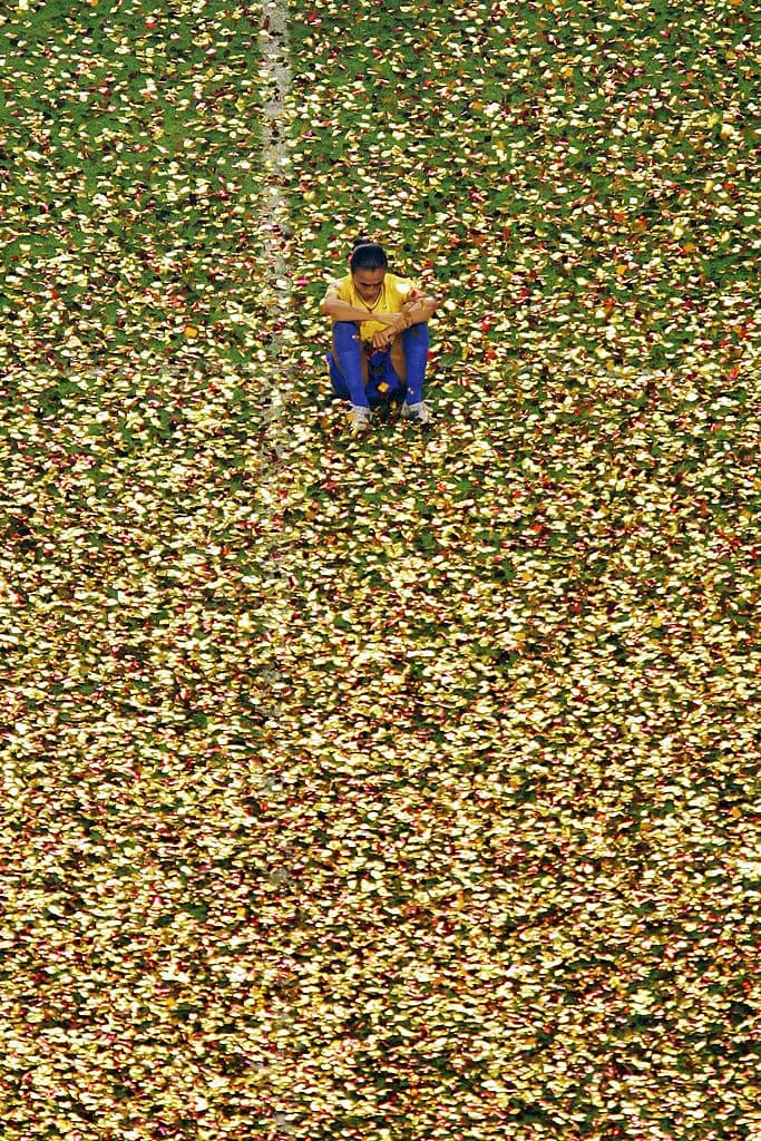 En medio del mar de confeti, Marta de Brasil está desconsolada luego de que Alemania superara a su selección en la Final del Mundial de 2007 que se efectuó en Shanghai Hongkou Football Stadium el 30 de septiembre de 2007 en Shanghai, China.