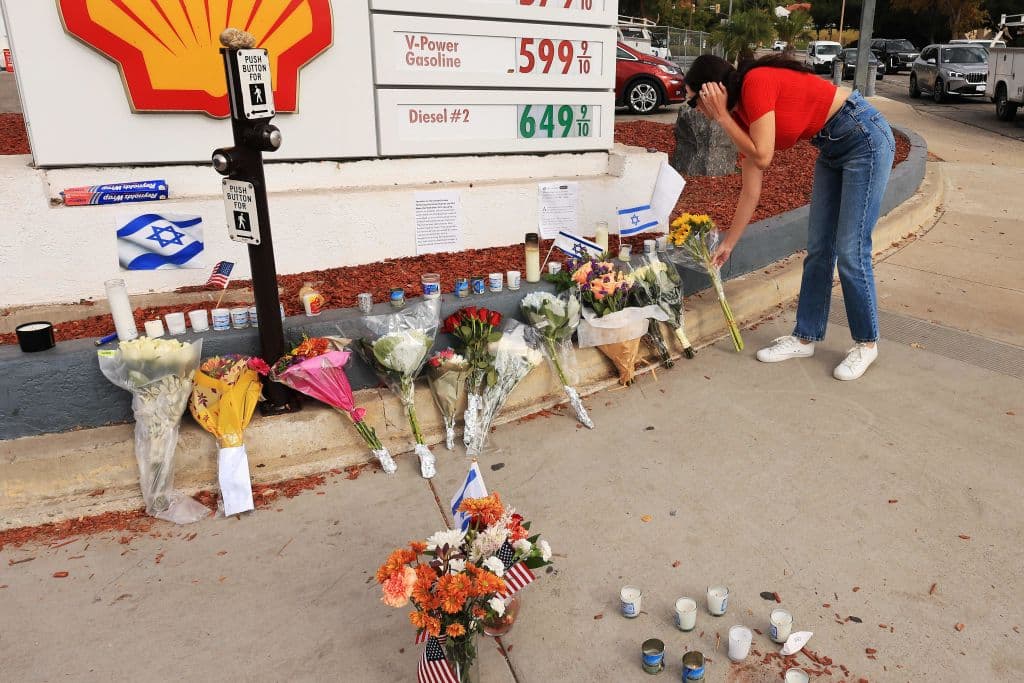 Las autoridades indicaron que el judío de 69 años salió herido en la cabeza de la escena, pero estaba alerta, platicando con los paramédicos. Fue trasladado a un hospital, donde su salud se deterioró al punto de que falleció el lunes, cerca de la 1:00 a.m.