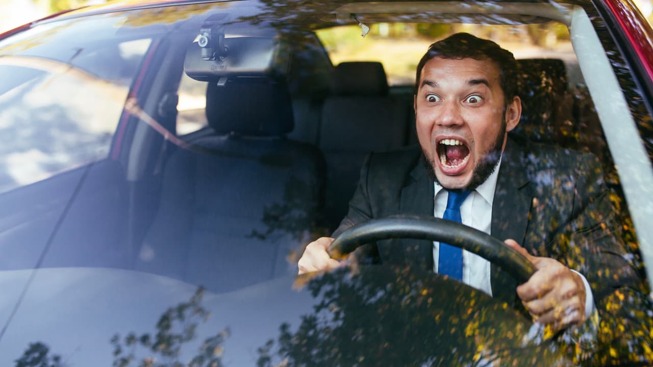 <h3 class="cms-H3-H3">Gestos agresivos</h3>
<br>Según AAA el 33% de los casos de ira al volante, afectando a 67 millones de conductores cada año, implica una gesticulación agresiva de parte del conductor iracundo.
<br>
<br>Al igual que en la situación anterior, en este caso, lo mejor es 
<b>no darse por enterado</b> de los esfuerzos del otro conductor por comunicar su rabieta, pero también es importante no burlarse de él, y de ninguna manera escalar la situación. También es aconsejable aumentar la distancia con el agresor de manera gradual y segura.