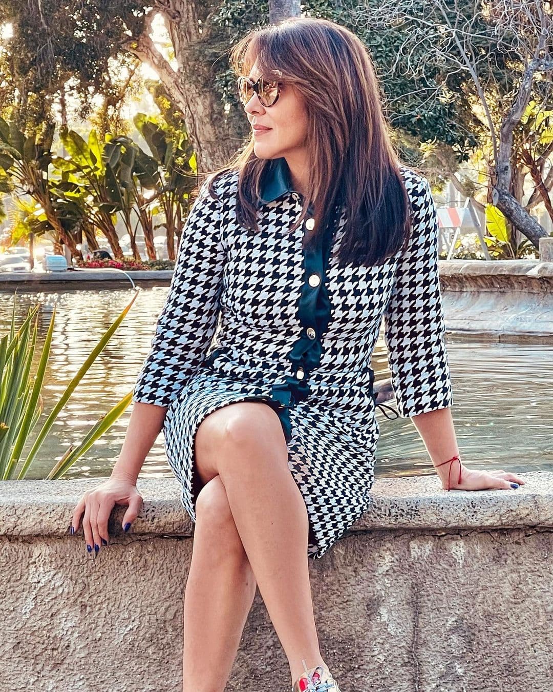 El negro también puede llevarse en esta época del año, sólo hay que saber cómo combinarlo para no morir de calor.