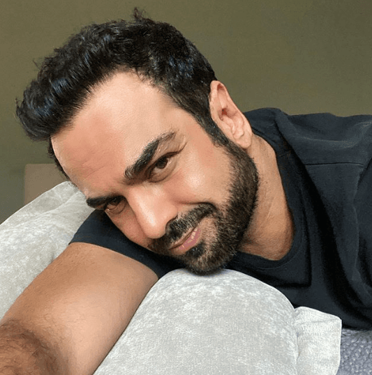 Hace tan sólo 24 horas, Albertano encendió las redes sociales con esta fotografía: "Qué guapo mi Albertano, mándame un saludito", "
<b>Lo que hace Dios cuando está contento</b>", "El chico de la azotea", "
<b>Mi Albertano, mi amor platónico</b>" y "No te duele la cara de estar tan precioso", fueron algunos de los piropos que recibió.