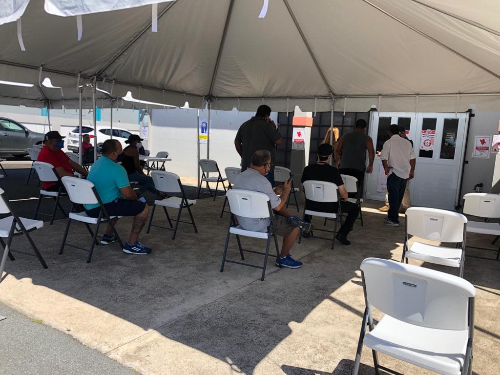Electores esperan a las afueras, con distanciamiento social, en el Centro de Servicios Múltiples de Humacao, para poder emitir su voto en esta segunda vuelta de las primarias locales.