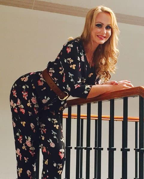 <b><a href="http://www.univision.com/temas/gaby-spanic" target="_blank">La actriz</a></b> ha seguido con gran éxito su carrera, 
<b>ahora es empresaria</b> y tiene una línea de productos de belleza para combatir el envejecimiento. Además, en diciembre 
<a href="http://www.univision.com/shows/despierta-america/gaby-spanic-le-da-un-giro-a-su-carrera-ahora-es-escritora-y-chef-video" target="_blank">del 2016 se estrenó como <b>escritora</b> al publicar su libro 'Mi vida entre recetas'</a>, donde comparte algunos tips de alimentación y recetas familiares.