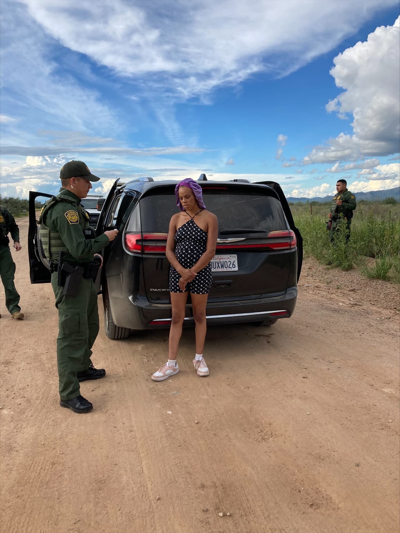 La pasajera, Faima Rodríguez, un ciudadana estadounidense, residente de Tucson de 43 años, también fue detenida y entregada a la Patrulla Fronteriza.