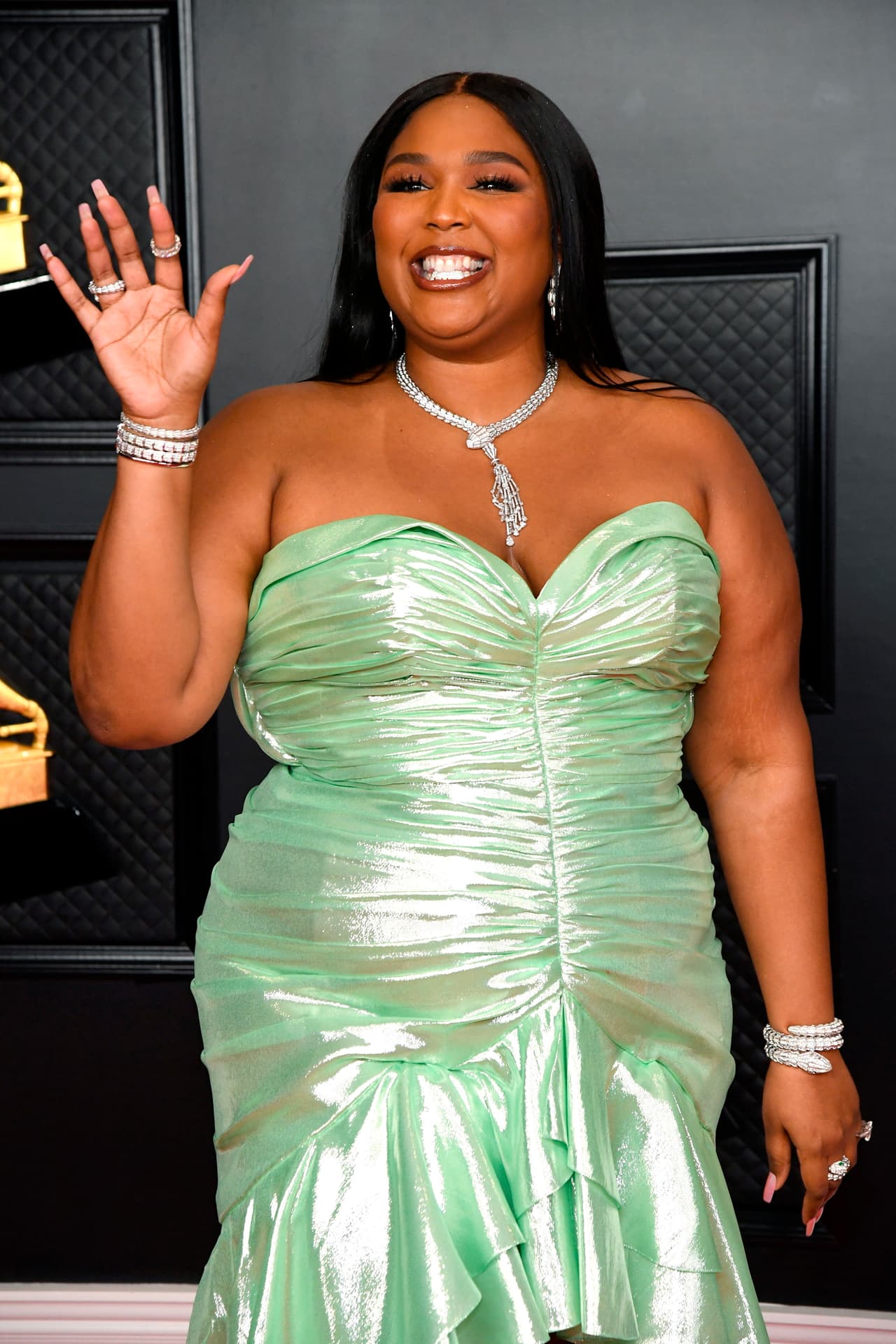 Una de las primeras en decir 'hellooooo' fue la cantante Lizzo, quien le apostó al verde menta para los GRAMMY.
