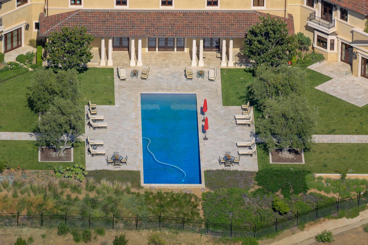 El tabloide británico informó que las socialités Paris Hilton y Alexis Carson vivieron en esta zona. También David y Carlton Gebbia, protagonistas del reality show 'Real Housewives of Beverly Hills' .